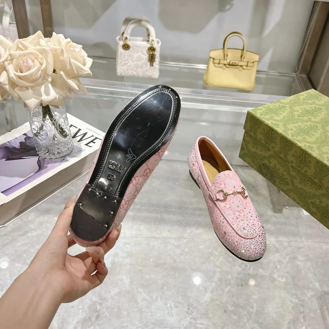 👟👟Ex-factory price 502👟👟 Pink G diamond (35-41) (401/42 customized) As an outstanding representative of Gucci’s design heritage, the Jordaan series of loafers with horsebit buckles vividly highlight the classic and elegant style. Crafted from the brand's signature monogram canvas, this shoe is timeless. Made from soft material and with a refined, smooth silhouette, these shoes are a perfect expression of everyday elegance. Pink GG canvas Women Light gold tone hardware Horsebit faceted crystal detail Leather sole